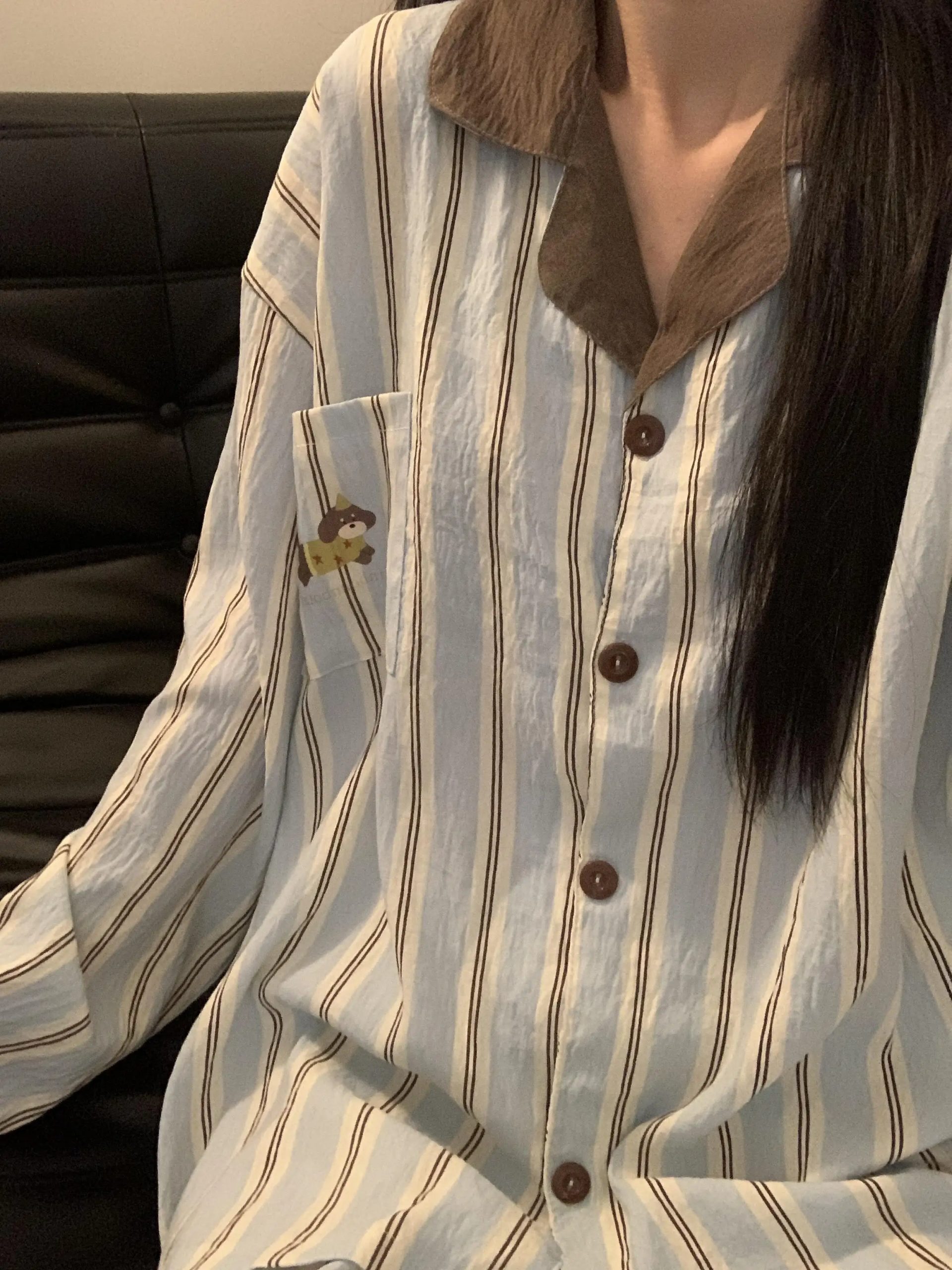 Brown collar stripes